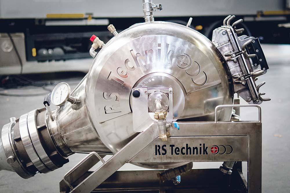 Mit der RS LinerCannon® wird der getränkte Liner unter Druckluft im beschädigten Rohr installiert.