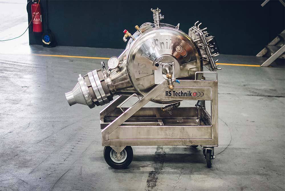 Mit der RS LinerCannon® wird der getränkte Liner unter Druckluft im beschädigten Rohr installiert.